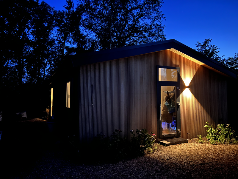 Huis by night - www.ourcabin.nl - we hebben een bos